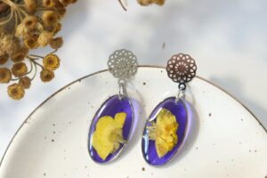 Jaskry w owalu fiolet // Kolczyki