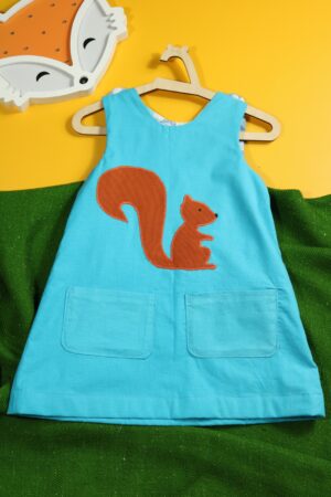 Niebieska sukienka dwustronna z wiewiórką (98 cm)