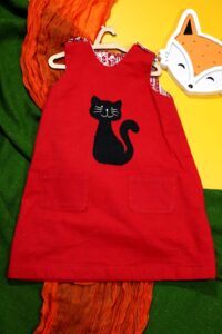 Czerwona sukienka dwustronna z kotem (122 cm)