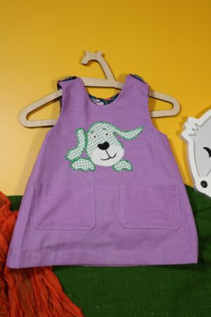 Fioletowa sukienka dwustronna z pieskiem (68 cm)