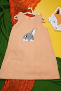 Łososiowa sukienka dwustronna z królikiem (122 cm)