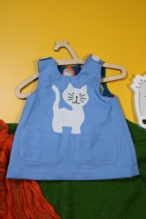 Błękitna sukienka dwustronna z pieskiem (62 cm)