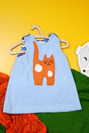 Błękitna sukienka dwustronna z kotkiem (74 cm)