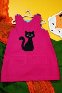 Różowa sukienka dwustronna z kotkiem (116 cm)