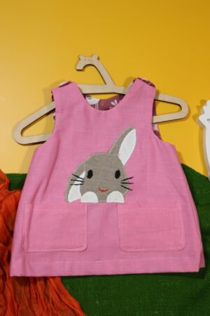 Różowa sukienka dwustronna z królikiem (62 cm)