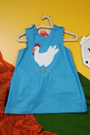 Niebieska sukienka dwustronna z kurą (86 cm)