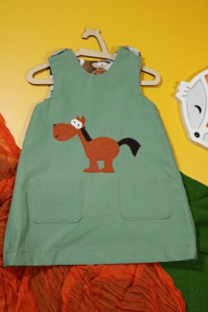 Zielona sukienka dwustronna z koniem (98 cm)