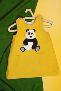 Musztardowa sukienka dwustronna z pandą (80 cm)